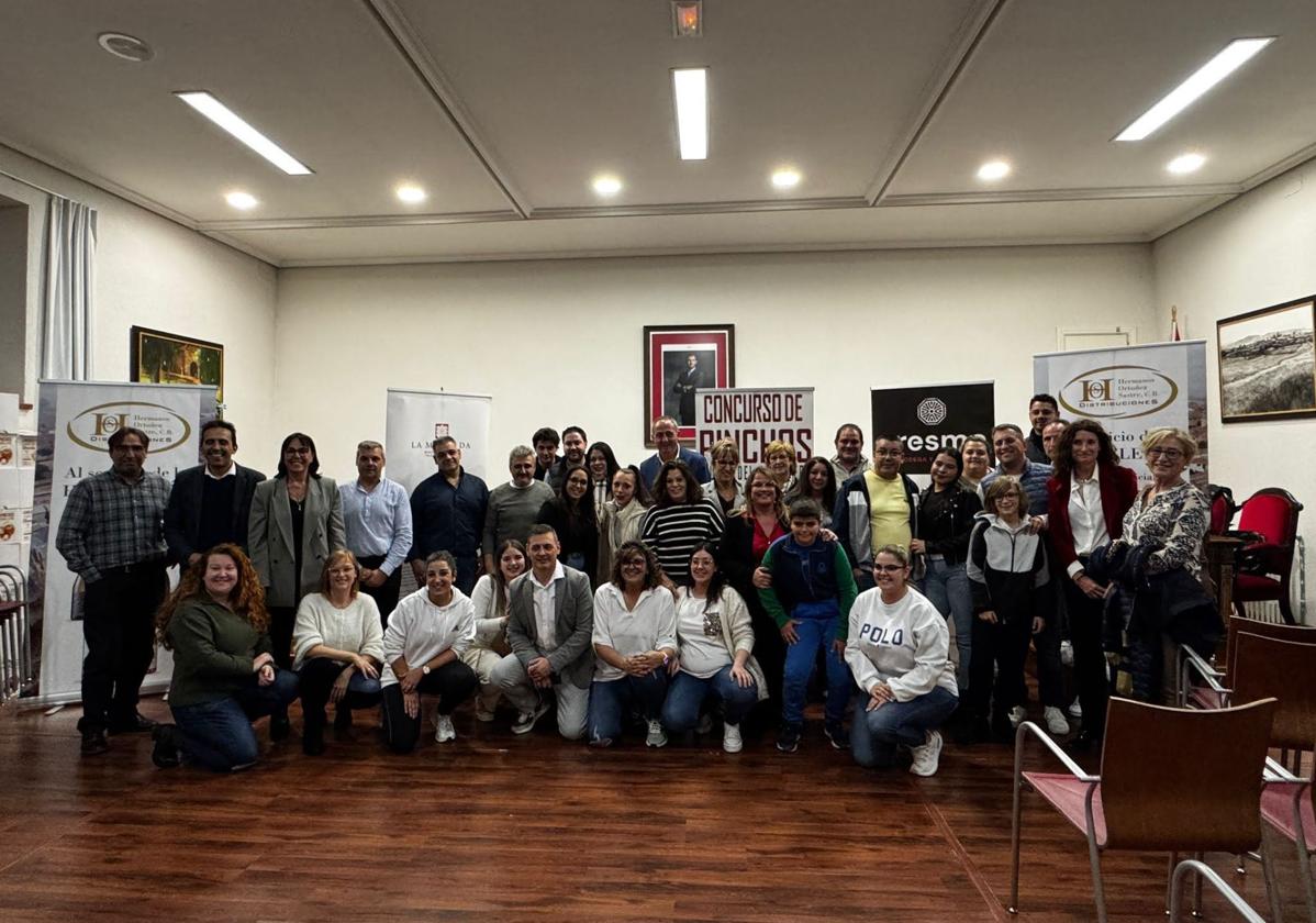 Foto de familia de los ganadores del VIII Concurso de Pinchos Olmedo Ciudad del Caballero.