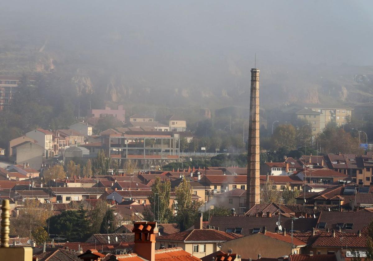 La niebla y el humo de las chimeneas cubren el barrio de San Lorenzo.
