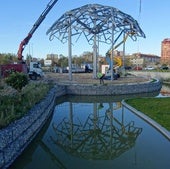 La geoda vuelve a erguirse con vigas antiviento en la plaza León de la Riva