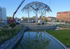 Los operarios han vuelto a levantar la primera corona de la geoda en la futura plaza León de la Riva.