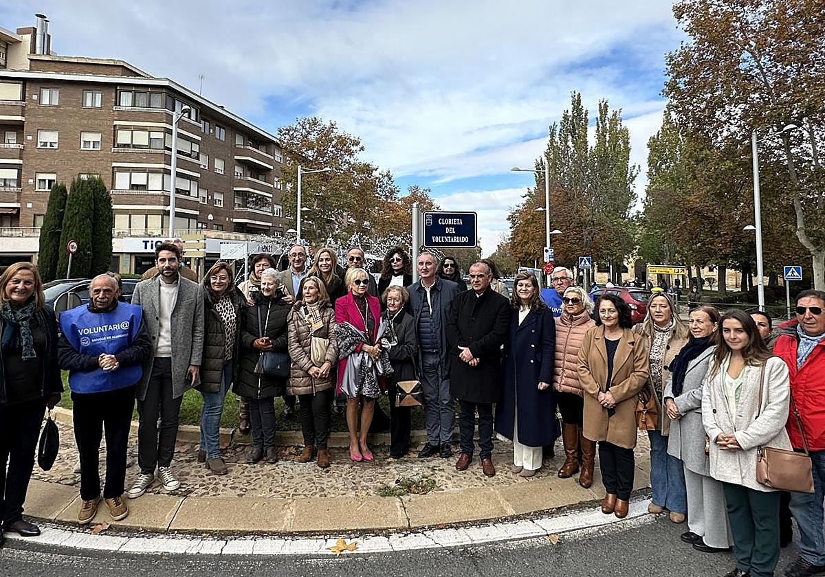 Foto de familia en la glorieta del Voluntariado en el descubrimiento del cartel que la identifica.