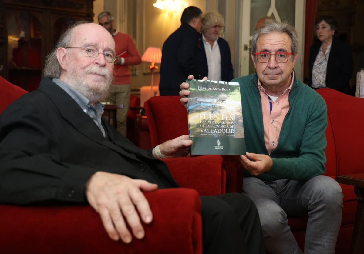 Joaquín Díaz y Jesús Anta posan con el libro 'Fuentes, pozos y lavaderos de la provincia de Valladolid'