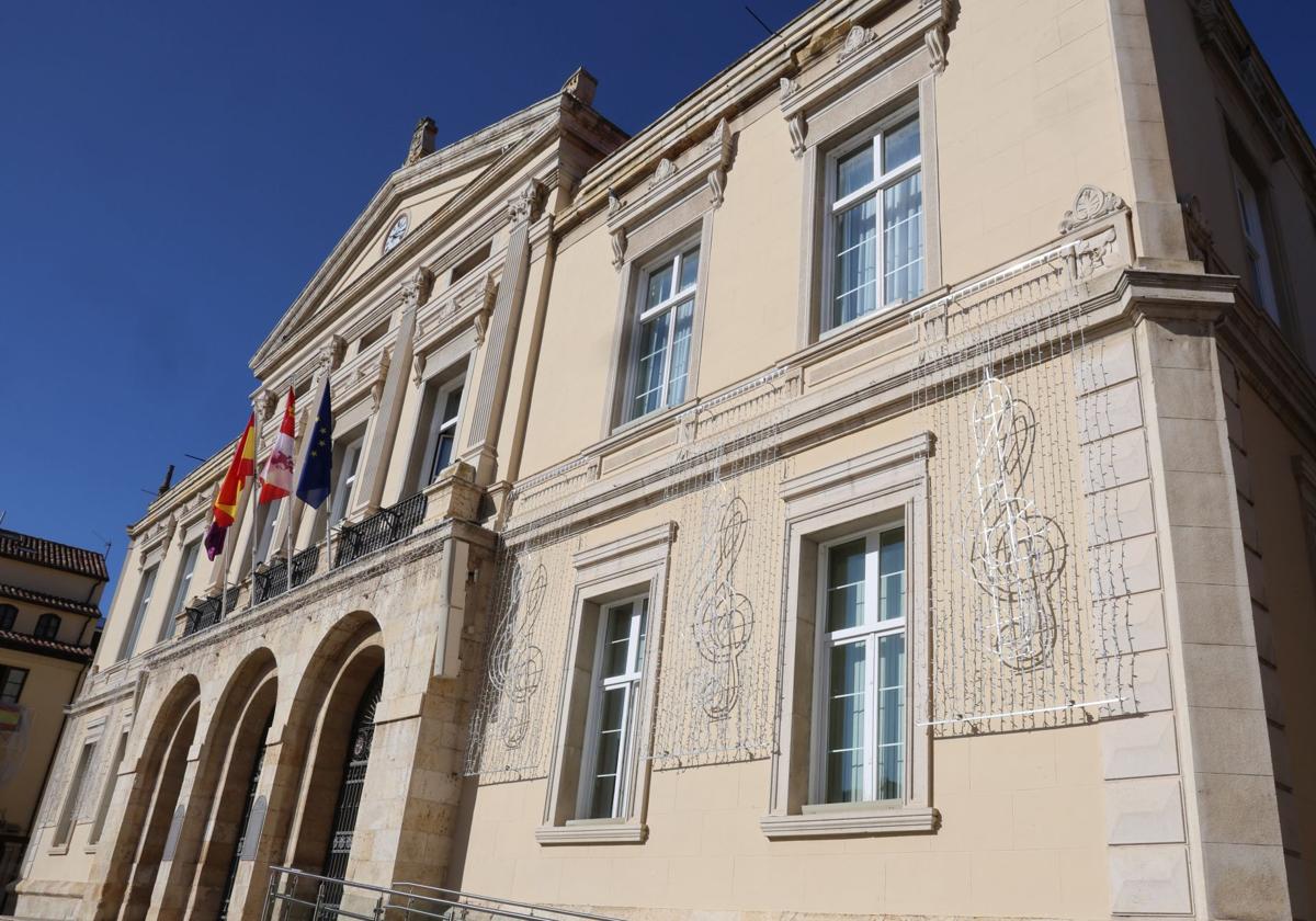 Luces navideñas instaladas en la fachada del Ayuntamiento de Palencia.