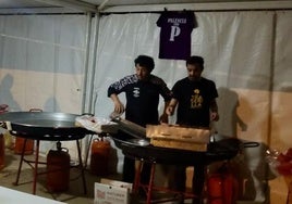 Roberto Espeso y Luis Metodio Sánchez, entre fogones en una carpa en Algemesí.