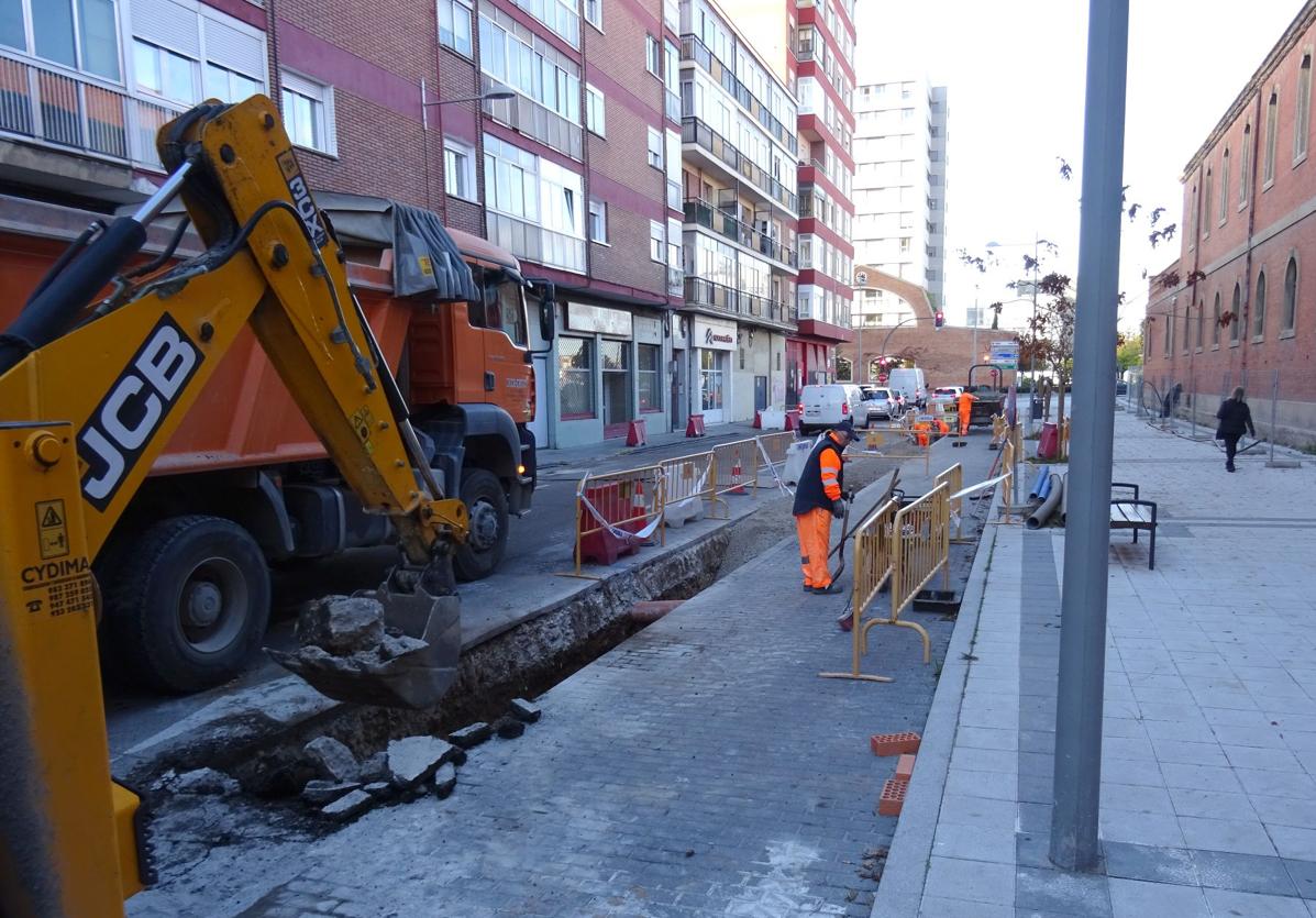 Los obreros trabajan en la renovación de la tubería en el lateral de la calle Transición junto a la acera adoquinada el año pasado.