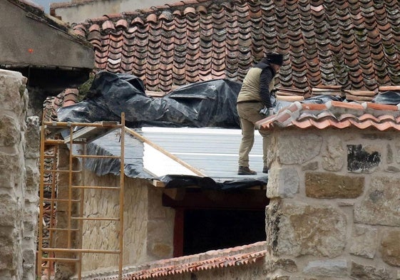 Una persona trabaja en la rehabilitación de una casa en el municipio de Casla.