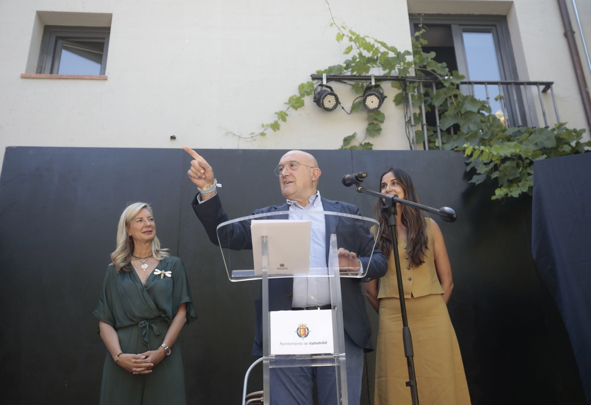 Jesús Julio Carnero, junto a Irene Carvajal durante un acto en la Casa Zorrilla.