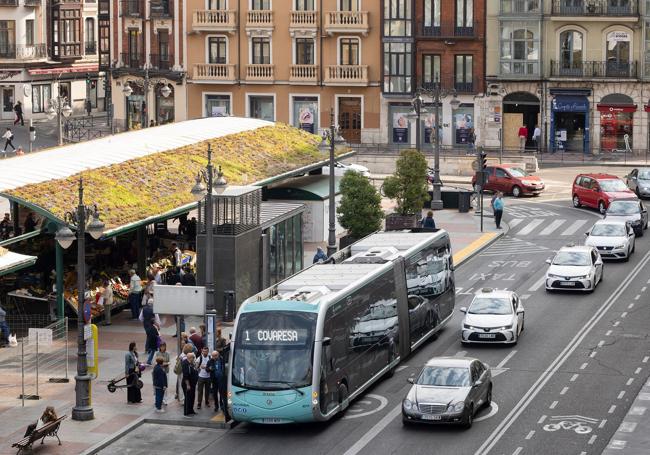 Un autobús, en la parada de la plaza de España.