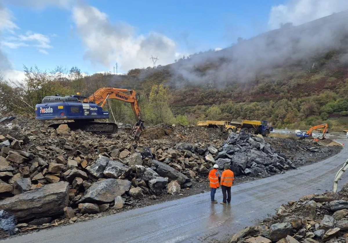 Imagen del argayo que corta la autopista del Huerna, con la maquinaria trabajando.