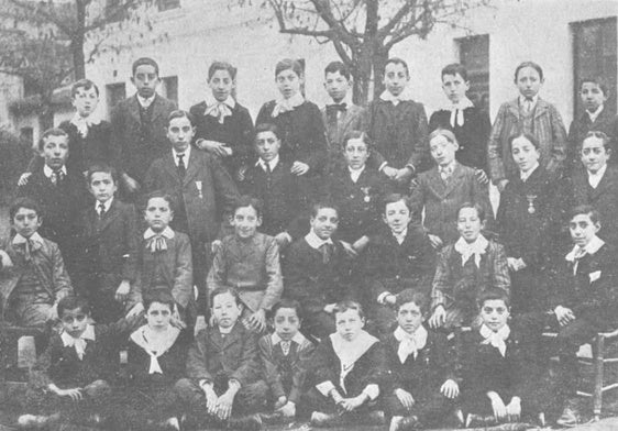 Una de las secciones colegiales del curso 1908-1909 del Colegio de Lourdes.