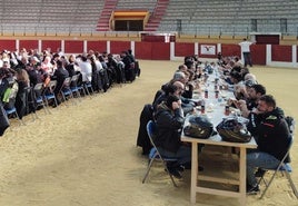 Comida de hermandad celebrada en la plaza de toros.