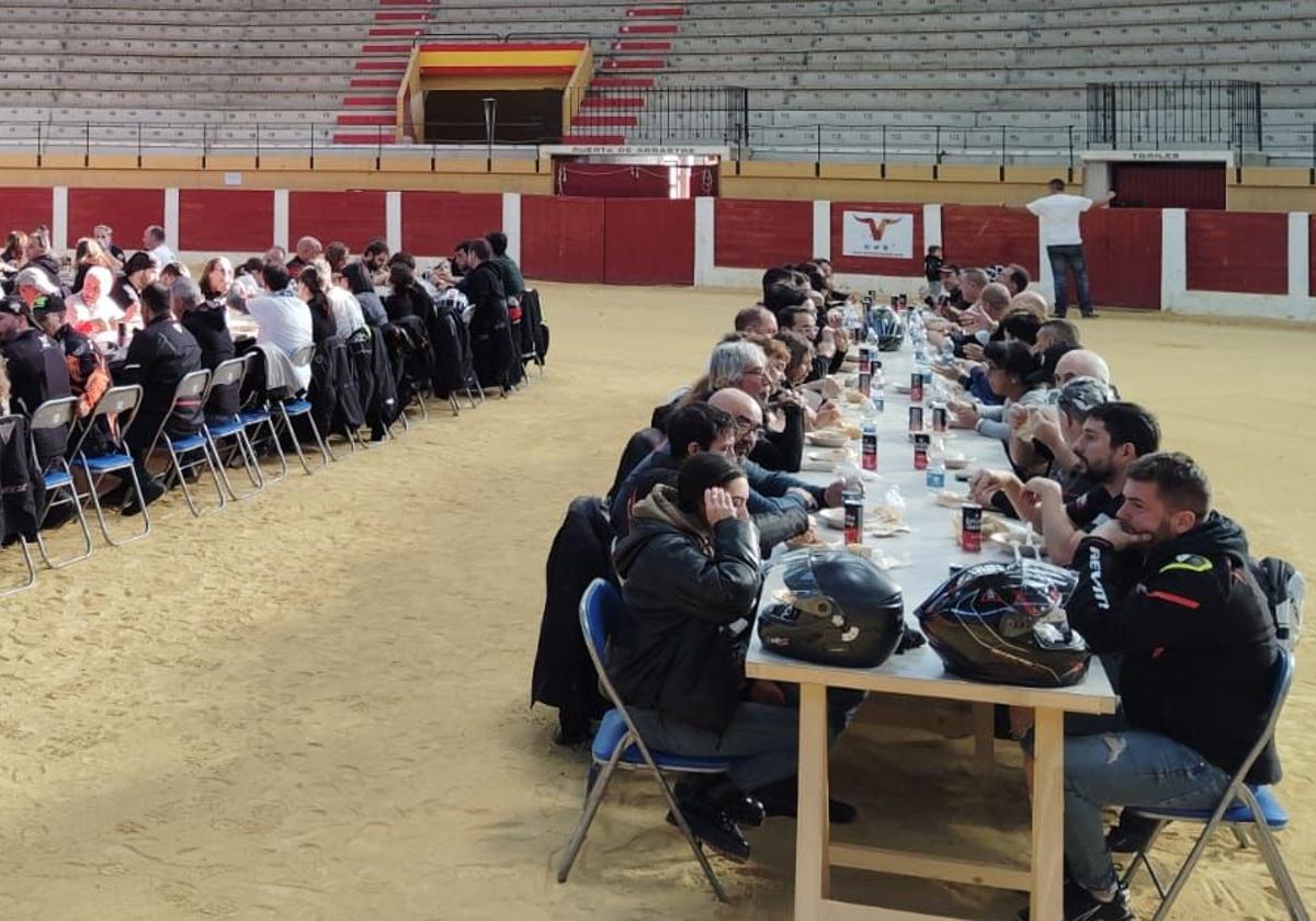 Comida de hermandad celebrada en la plaza de toros.