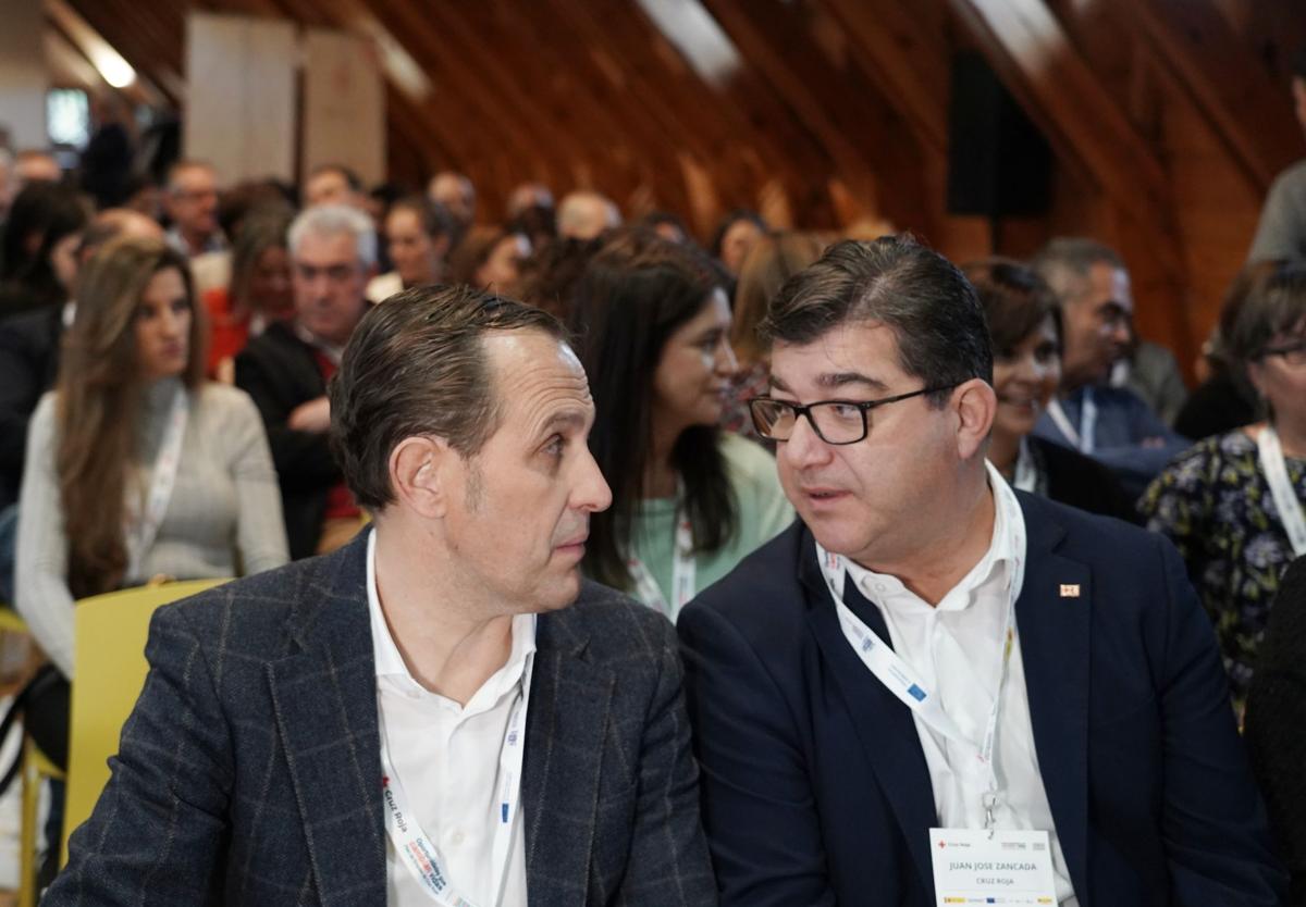 El presidente de la Diputación de Valladolid, Conrado Íscar (izquierda), junto al presidente de Cruz Roja Valladolid, Juan José Zancada, este miércoles.