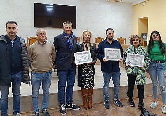 Los premiados muestran sus diplomas.