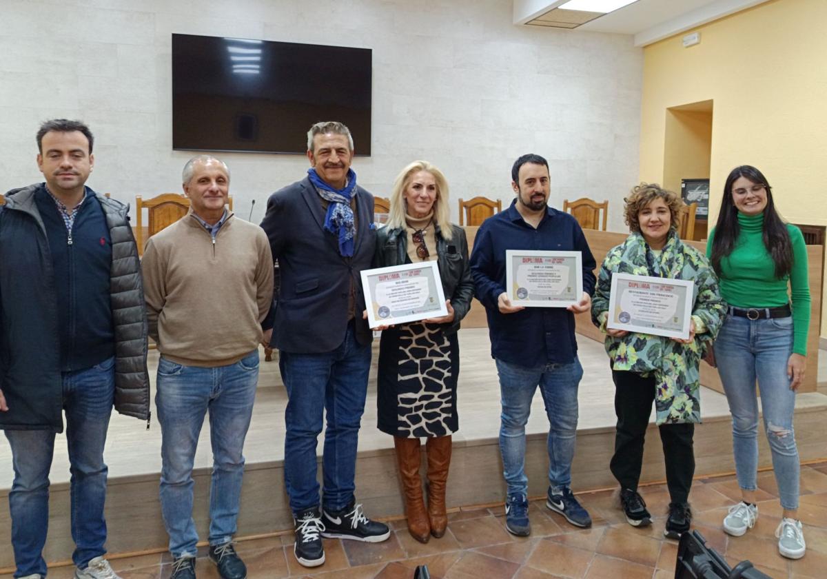 Los premiados muestran sus diplomas.