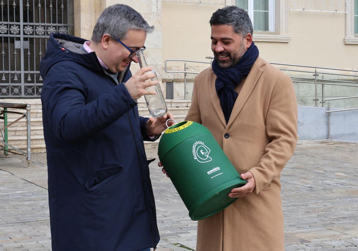 Antonio Casas y José Carlos Agustina, con un pequeño iglú para la recogida de vidrio.