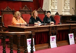 La presidenta de la Diputación, Ángeles Armisén (centro), junto a Ana Rueda y Verónica Serna, de la Asociación Empresarias de Palencia, este miércoles.
