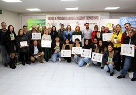 Los premiados en el concurso de tapas de San Frutos muestran sus diplomas.