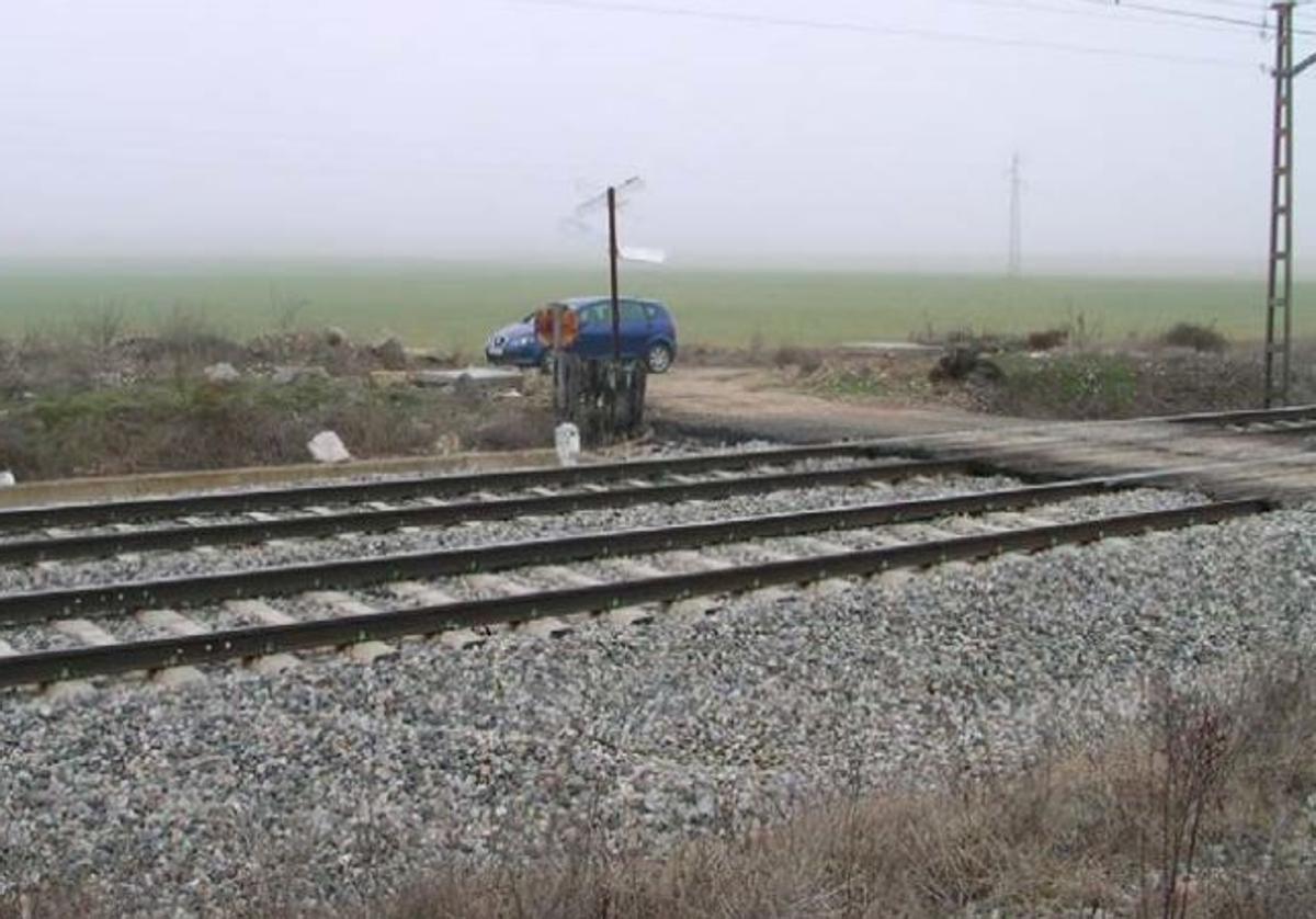 Paso a nivel de Matapozuelos que suprimirá Adif.