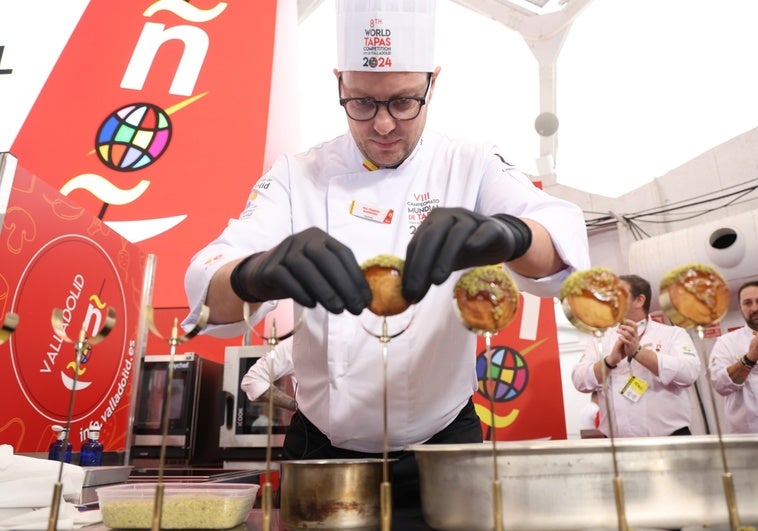 Teo Rodríguez prepara el 'Pucela Roll' durante el VIII Campeonato Mundial de Tapas.