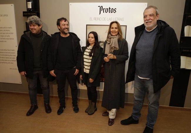 Los nuevos miembros del Reino de las Letras de Bodegas Protos posan en este espacio que conjuga literatura y vino.