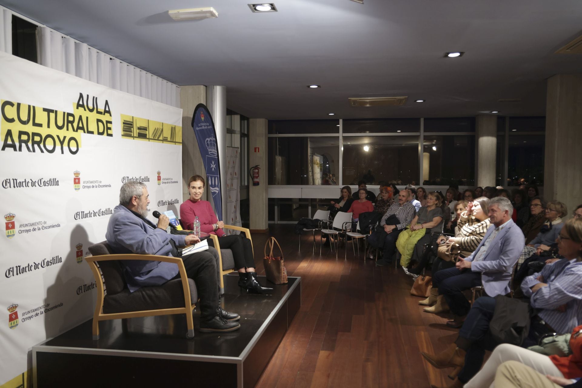 Carmen Posadas en el Aula de Cultura de Arroyo