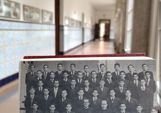 Fotografía de los alumnos del Colegio San José en 1955, donde estudió Álvaro Pombo (en la fila de arriba, segundo por la derecha).