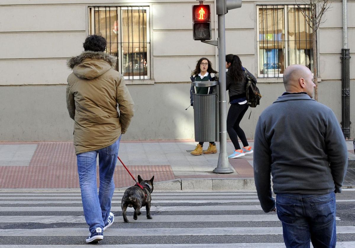 Un peatón cruza con el semáforo en rojo.