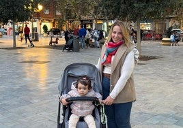 Rosa Gutiérrez, con su hija, Valeria, paseando por Valencia