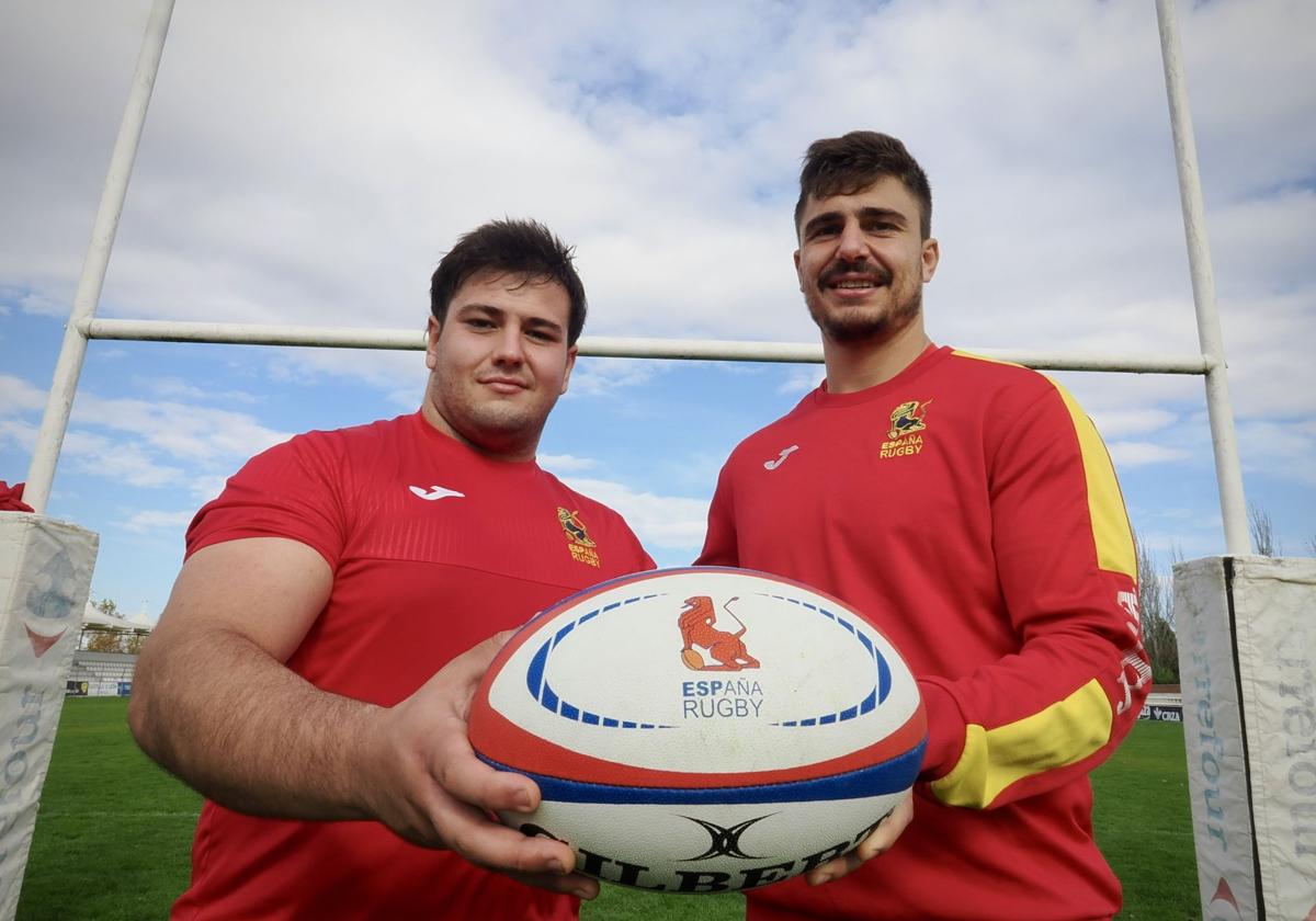 Jacobo Ruiz y Álex Alonso, los dos vallisoletanos de la selección, posan en Pepe Rojo.