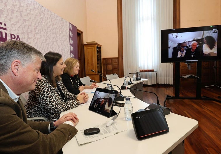 José Manuel Millán, la alcaldesa y la concejala Rosario García conversan con Carmina Pastor a través del nuevo sistema.