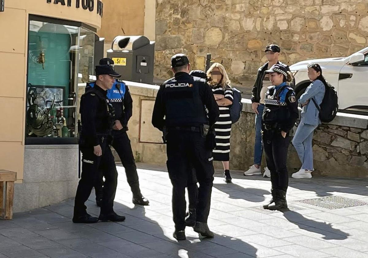 Agentes policiales identifican a un grupo de presuntos carteristas.