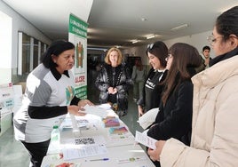 Inmaculada Gutiérrez, de Alcer, informa a los jóvenes en el campus.