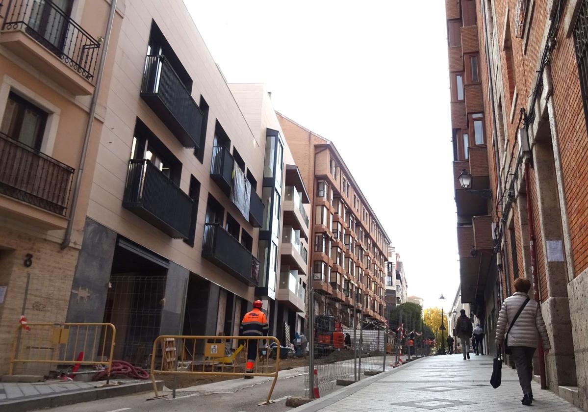 Los operarios trabajan en el adoquinado de la acera de los números impares de la calle Duque de Lerma.