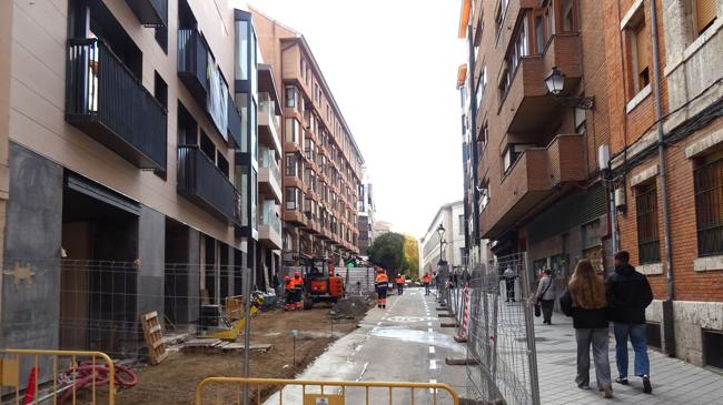 Imagen después - Derribo del bloque del número 7 de la calle Duque de Lerma y estado actual del espacio, ya con el nuevo residencial alineado con las viviendas de la plaza de la Universidad.