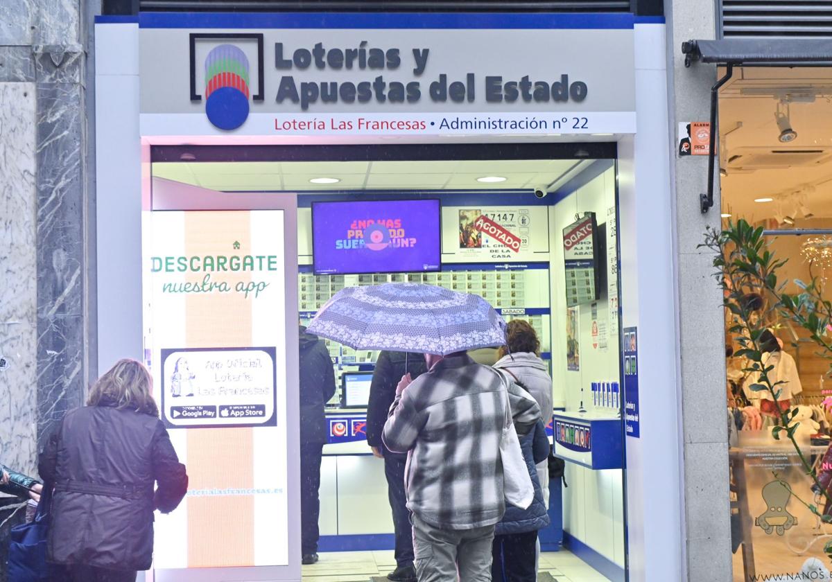 Imagen de archivo de colas en una administración de loterías de Valladolid.