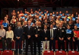 Los agentes posan con el alcalde y el intendente jefe al término del acto.