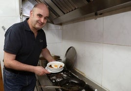 Alberto Beltrán, propietario del Bar Maño, en la calle La Cestilla de Palencia.