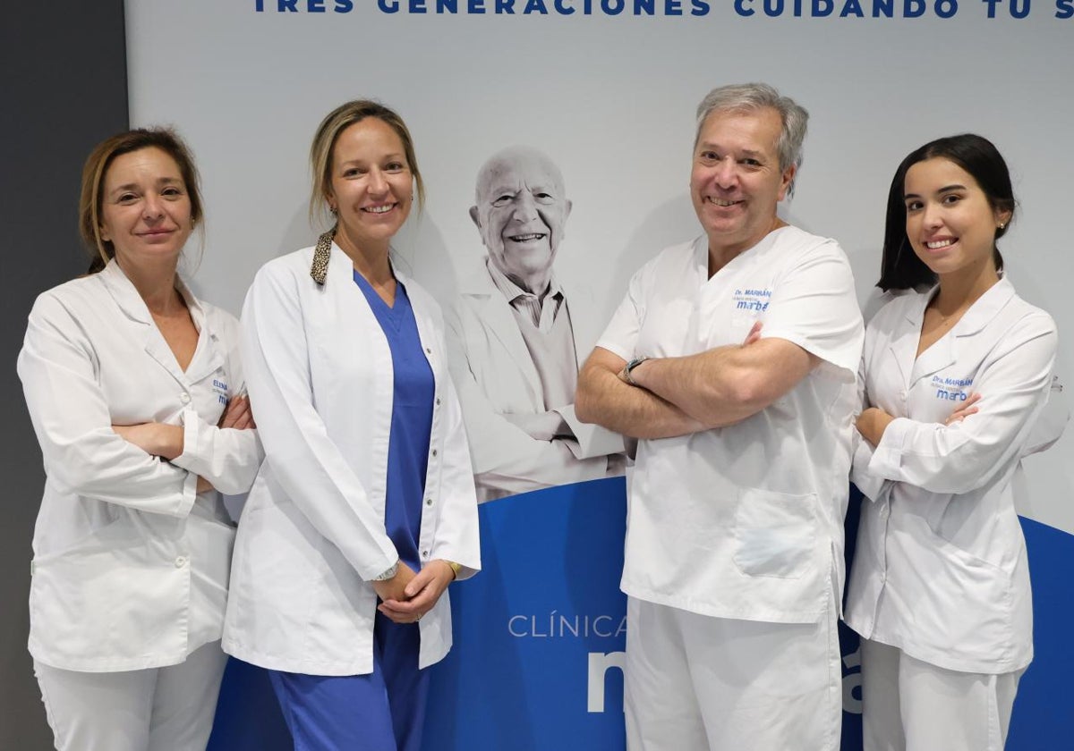 Elena, Idoya y Félix Marbán Sanz y Estela Marbán González posan junto a la imagen del fundador de la Clínica Marbán, Félix Marbán Ruiz.