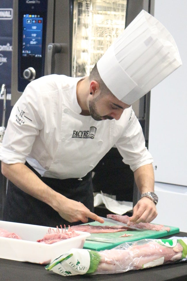 Víctor Talavera elaborando el plato de conejo en el Certamen Nacional