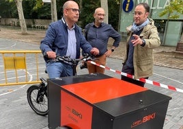 El concejal socialista Luis Vélez, este viernes en una de las bicicletas adaptadas.