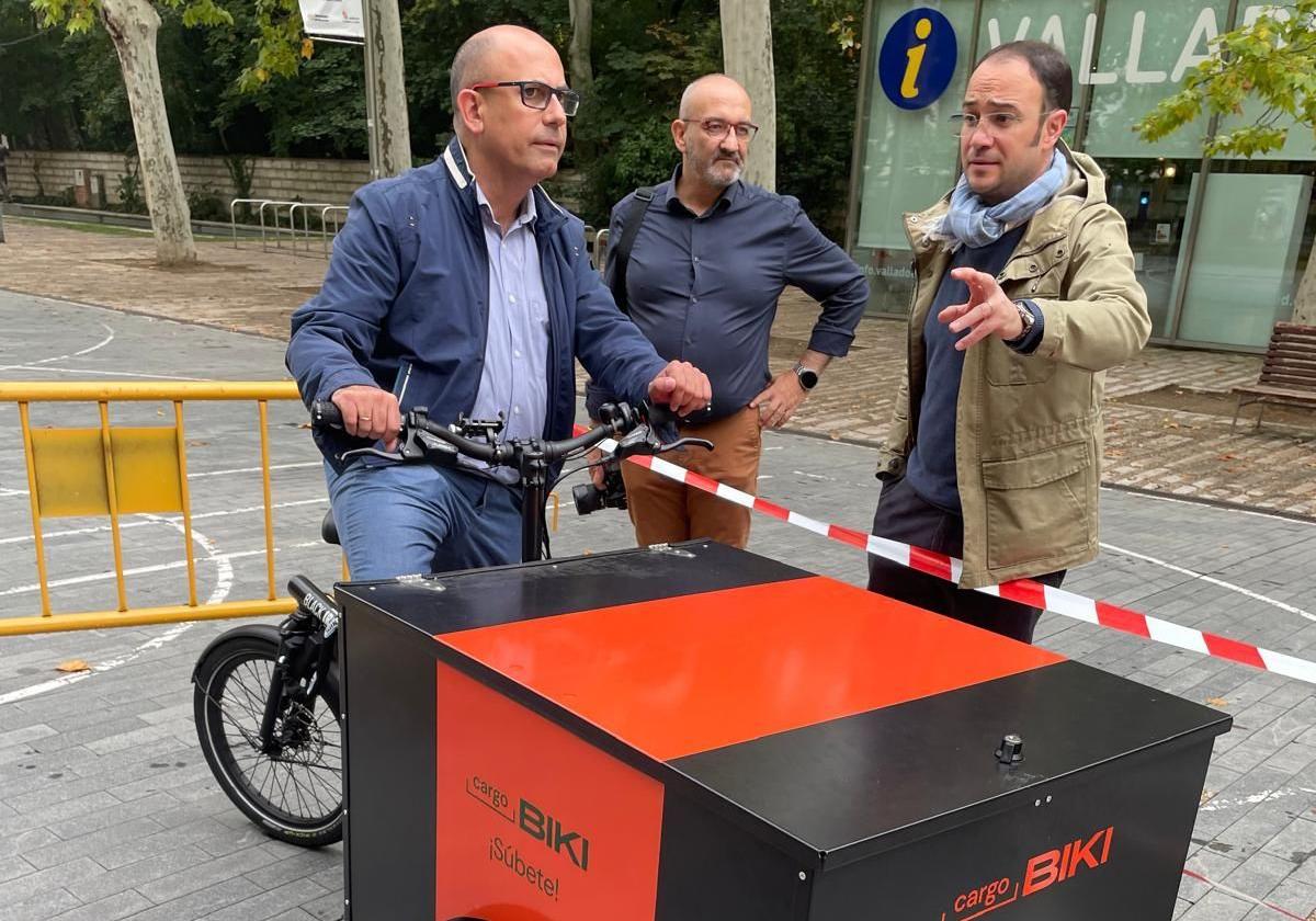 El concejal socialista Luis Vélez, este viernes en una de las bicicletas adaptadas.