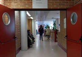 Trasiego de pacientes en una zona del edificio de consultas externas del Hospital de Segovia.