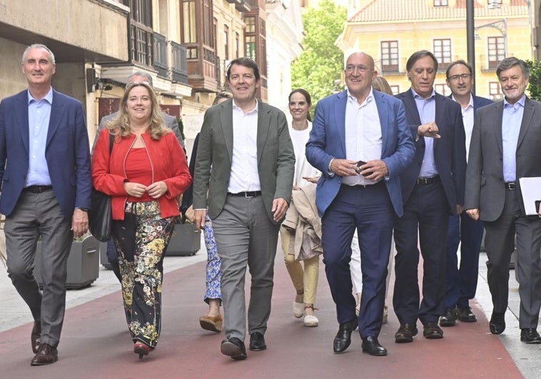 Mañueco, escoltado por Cristina Ayala y J. J. Carnero, tras las Municipales de 2023. A la derecha, Francisco Vázquez.