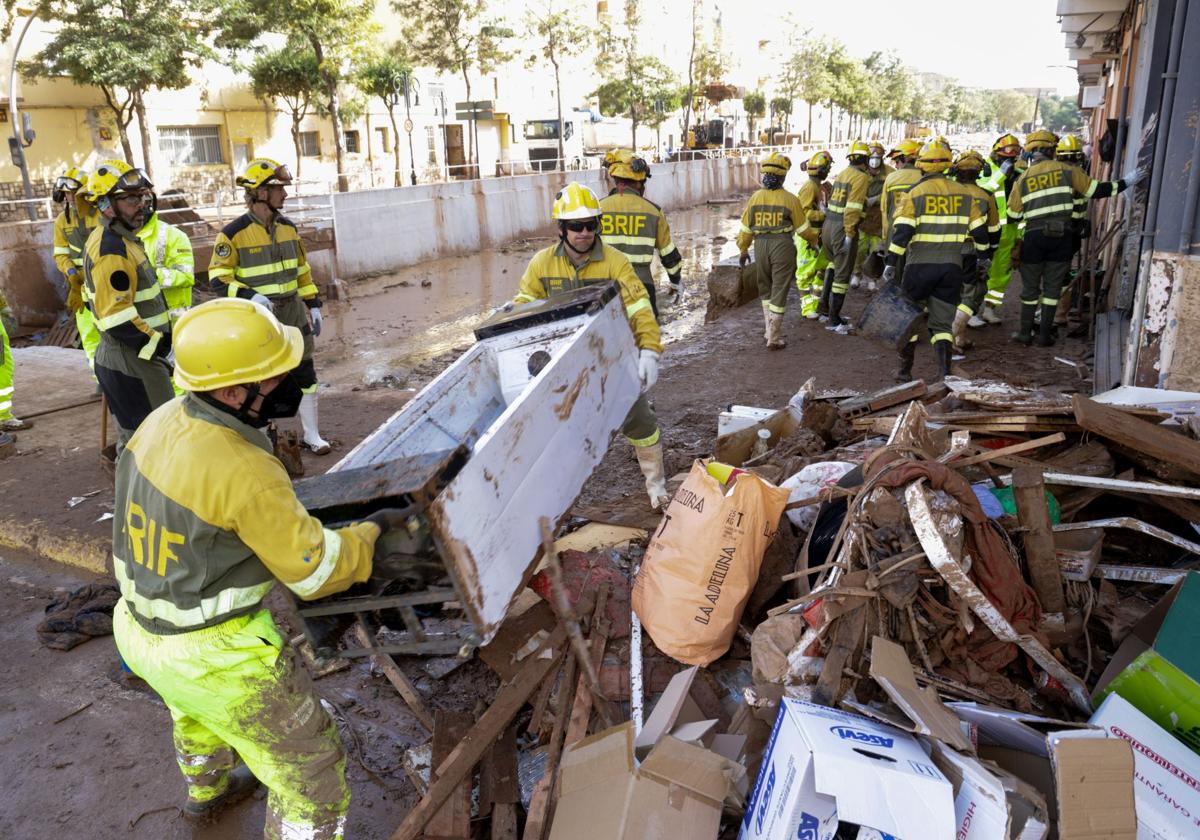 Trabajadores de las Brif retiran enseres de la calle tras las lluvias torrenciales en Aldaia, hace unos días.