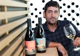 Luis Martín, propietario de la bodega Vinos Sinceros con sus vinos de película, 'Colina Triste'.