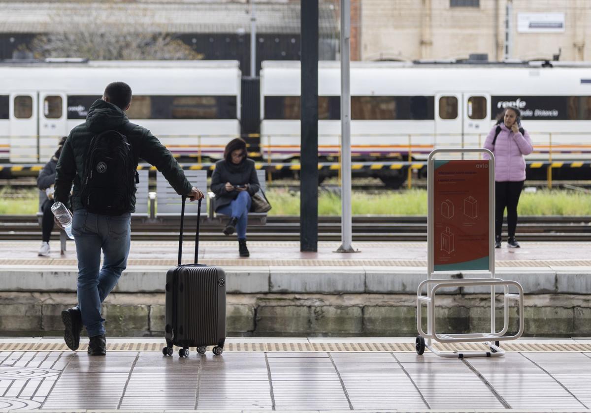 Un joven espera un tren en la estación de Campo Grande, en una imagen de archivo.