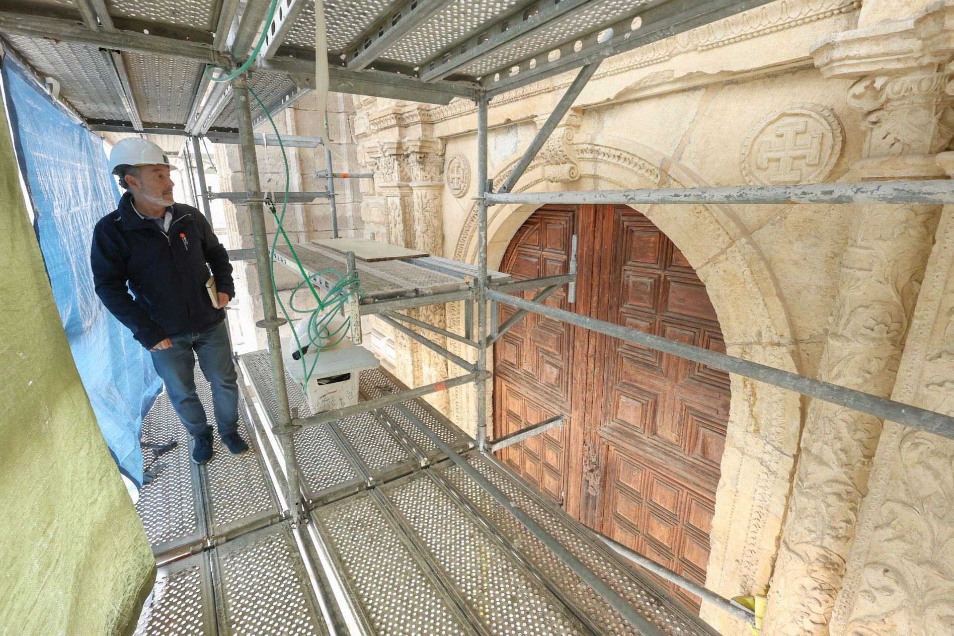 El arquitecto Óscar Casado observa el proceso de restauración de la fachada del palacio de Santa Cruz.