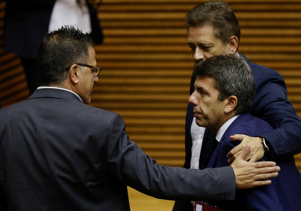 Carlos Mazón, acompañado por dos miembros de su partido tras su comparecencia en el parlamento valenciano.