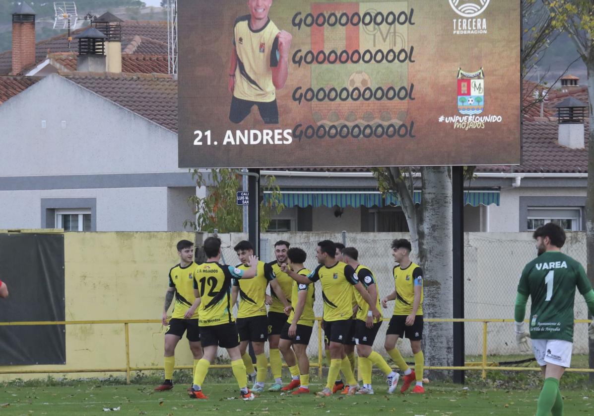 Los jugadores del Mojados celebran el primer gol de la tarde, obra de Andrés.